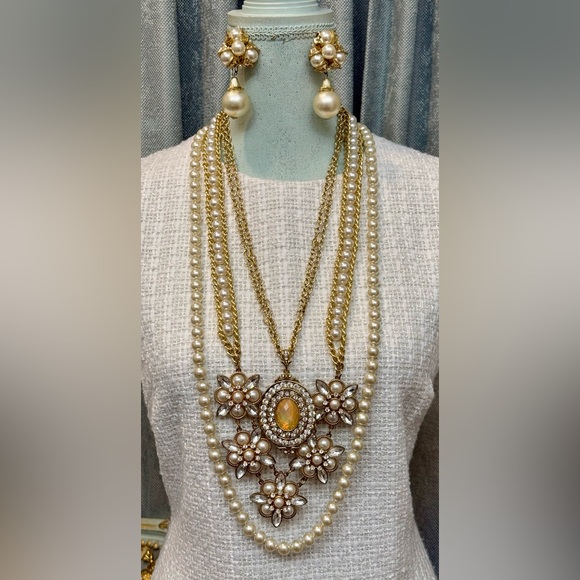 Elegant Gold and Pearl Floral Necklace Set - Picture 2 of 13